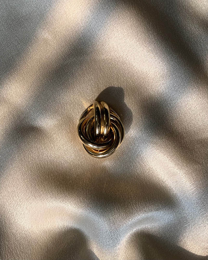 Golden chain link brooch