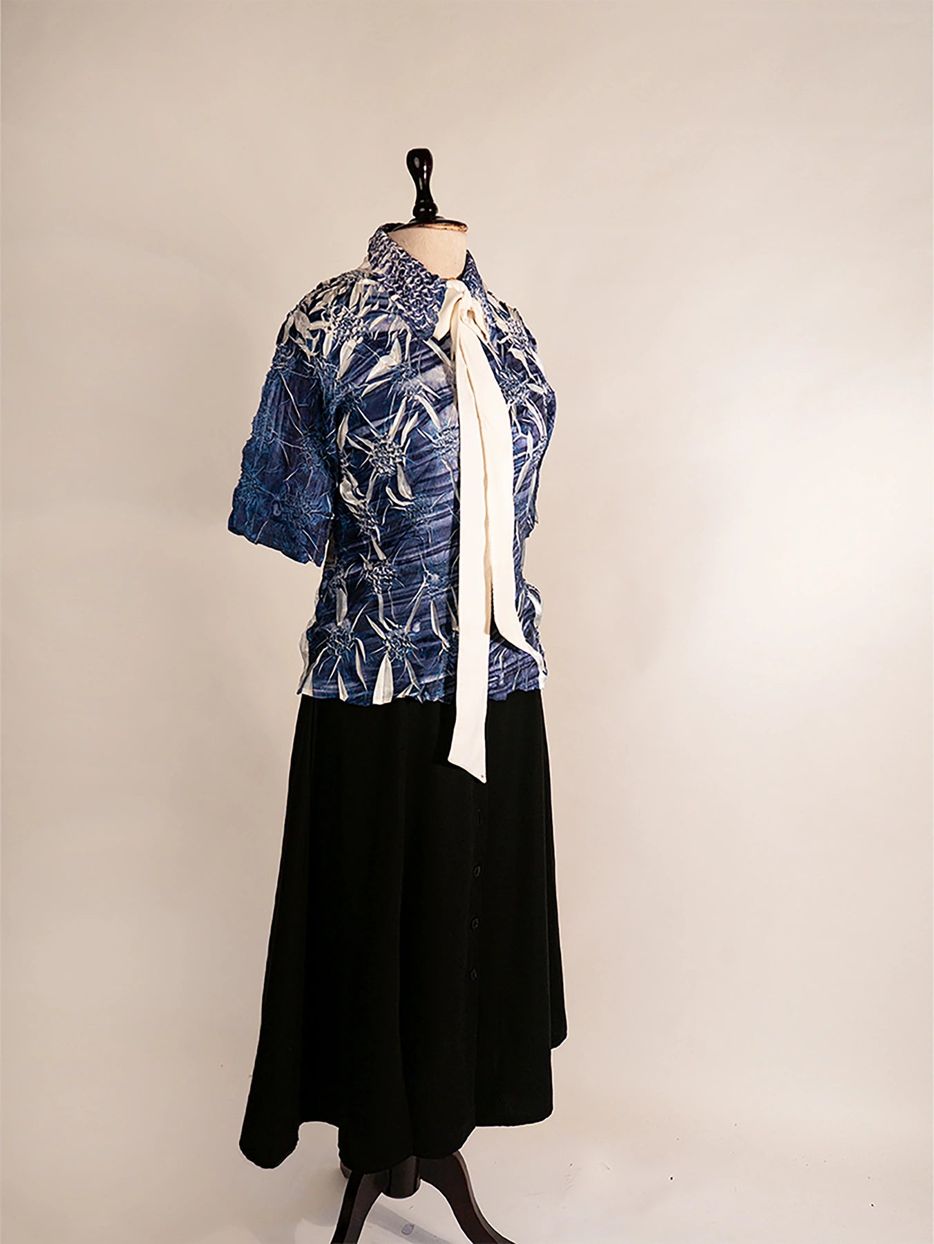 Vintage Y2K crinkled mesh short-sleeve blouse in abstract blue 