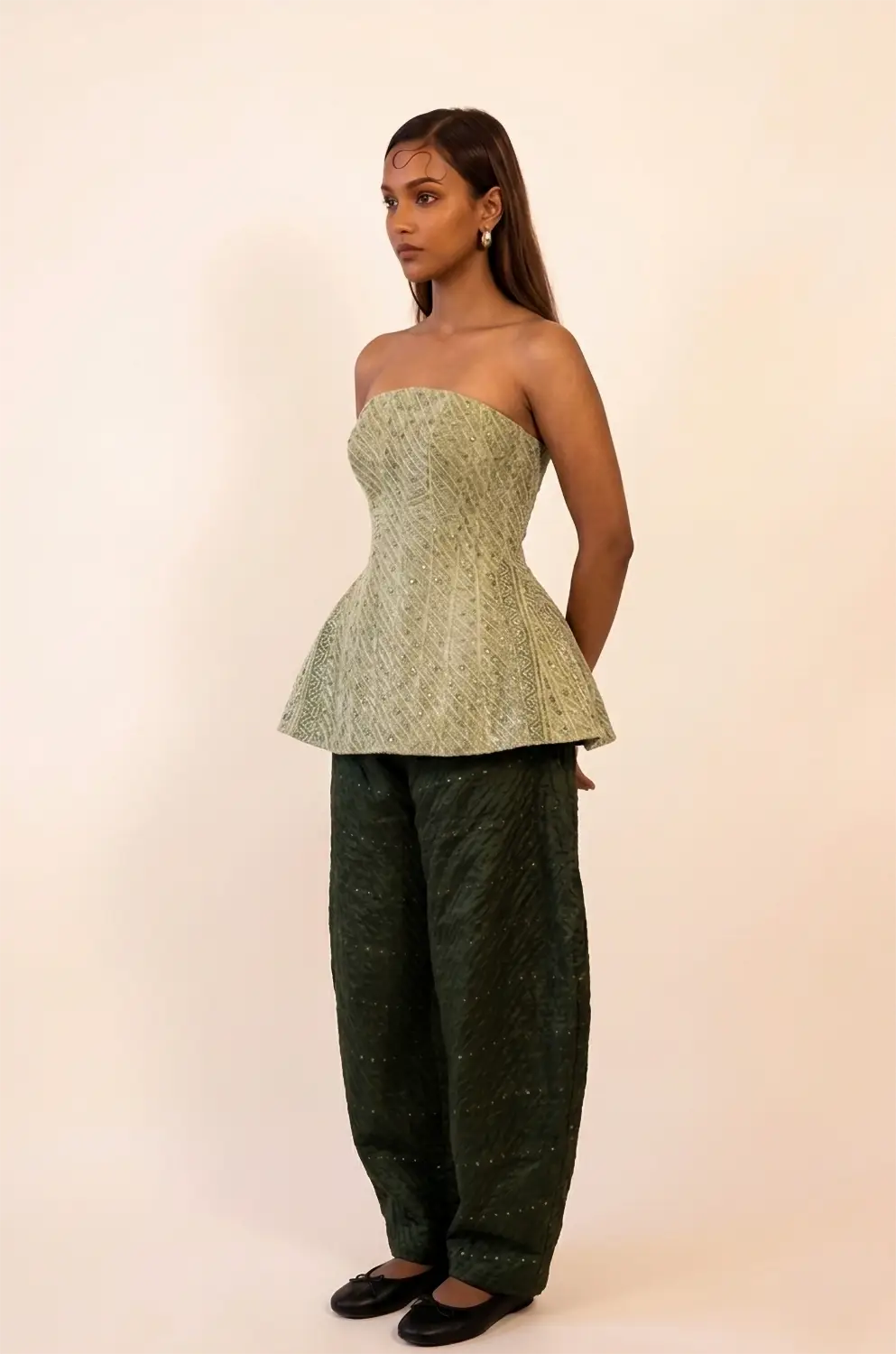 AISHA is our one-of-a-kind corset, handcrafted in-house using a pure silk saree border. 